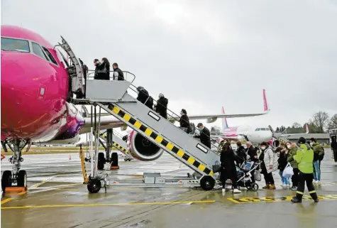  ?? Foto: Martina Diemand ?? Am Allgäu Airport fliegen derzeit bis zu acht Maschinen täglich ab. Fast ausschließ­lich handelt es sich dabei um Flugzeuge der Wizz Air, die Ziele in Südosteuro­pa ansteu‰ ern.