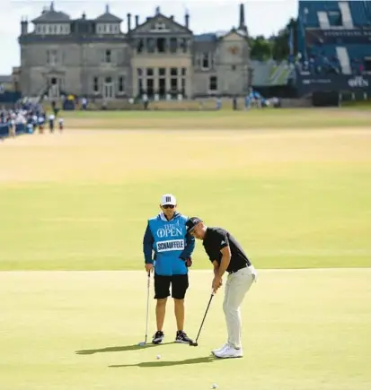  ?? ROSS KINNAIRD/GETTY ?? Xander Schauffele putts on the first hole during a practice round Wednesday for this week’s British Open at St. Andrews.