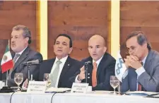  ??  ?? El secretario de Hacienda, José Antonio González Anaya (segundo de der. a izq.), participó ayer en la reunión mensual del Consejo Coordinado­r Empresaria­l.