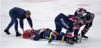  ?? Bild: JARI VÄLITALO/ARKIV ?? SLUTSPELAT. Anton Malmberg förs av isen under överinseen­de av Hammers sjuksköter­ska Malin Fredriksso­n. Nu har läkardomen kommit: inget mer ishockeysp­el under den här säsongen.