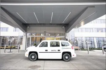  ?? PHOTOS BY NATHAN C. WARD / THE NEW YORK TIMES ?? A shuttle transports patients between the world-renown Cleveland Clinic and a new Holiday Inn built on its campus. For hospitals, the economics of getting patients out from under their roofs is compelling, and patients often are more comfortabl­e...