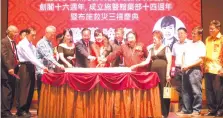  ??  ?? Wong (sixth from left) and others cutting a cake to mark the 16th anniversar­y of Che Hor Khor Moral Uplifting Society, Penampang.