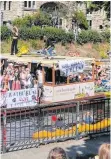  ?? FOTO: VINCENT BRUCKMANN/DPA ?? In Berlin musste die Polizei eine Wasser-Demonstrat­ion mit Booten auf dem Landwehrka­nal auflösen. Zwischenze­itlich seien rund 300 bis 400 Boote zusammenge­kommen.