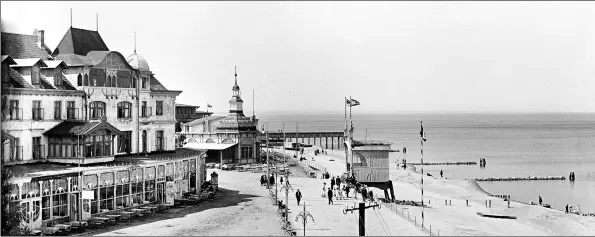  ?? BILD: VERLAG ELLERT &RICHTER ?? Galt als das bedeutends­te Seebad der ostpreußis­chen Küste: Cranz mit dem Hotel Bellevue an der Seepromena­de um 1910