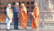  ?? PTI ?? PM Narendra Modi and his Australian counterpar­t Malcolm Turnbull are given a traditiona­l welcome at the Akshardham Temple.