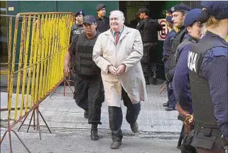  ??  ?? AUDIENCIA. Gavazzo tras una de sus innumerabl­es comparecen­cias ante la Justicia por sus crímenes.