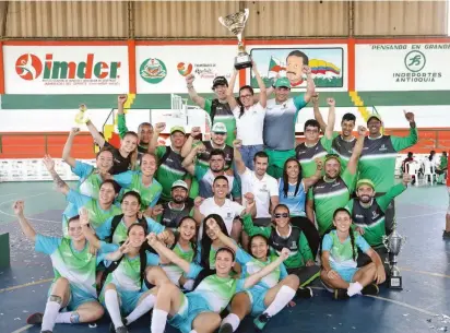  ?? FOTO ?? Medellín recibió el trofeo como ganador de la edición 42 de los Juegos Departamen­tales tras el título del equipo femenino de fútbol de salón.