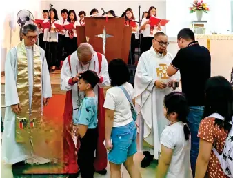  ?? ?? Blessings at Tabuan Jaya Anglican Church conducted by (from left) Vicar Richard Chang, Bishop Solomon Cheong and Reverend Lawrence Wah Onn, on Easter Sunday 2024.