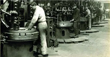  ??  ?? Da 143 anni Lo stabilimen­to Bicocca della Pirelli in una foto d’archivio. La G.B. Pirelli & C. fu fondata nel 1872 da Giovanni Battista Pirelli: fabbricava articoli in gomma elastica. Il gruppo ha sede ancora alla Bicocca