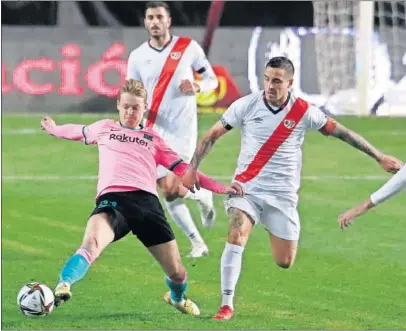  ??  ?? Frenkie de Jong, en una acción del partido disputado en Vallecas.