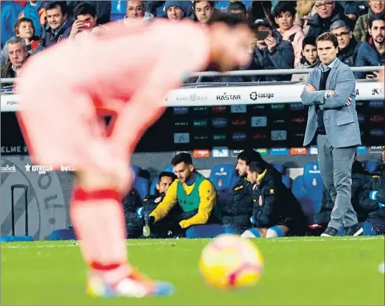  ?? QUIQUE GARCÍA / EFE ?? Lionel Messi se dispone a lanzar una falta bajo la atenta mirada de Rubi