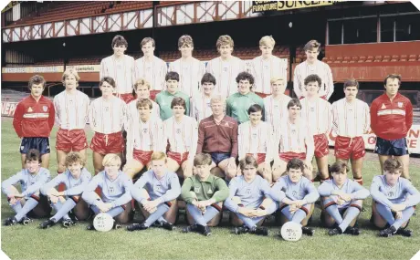  ??  ?? Above: Sunderland’s 1982-83 squad. Back from left: Nick Pickering, Joe Hinnigan, Gordon Chisholm, Rob Hindmarch, Colin West, Ally McCoist. Middle row: Mick Docherty (coach), Shaun Elliott, Paddy O’Donnell, John Cooke, Chris Turner, Ian Atkins, Mark Prudhoe, Barry Venison, Barry Wardrobe, Mick Whitfield, Peter Eustace (coach). Seated: Gary Rowell, Mick Buckley, Alan Durban (manager), Stan Cummins, Iain Munro (captain). Front: Paul Atkinson, Robert Burgess, Robert Holden, David Corner, Allan Hope, Stuart Stellar, Paul Lemon, Tony Chilton and Phillip Malley. Below: Alan Durban, left, with author David Snowdon at a book signing session at Waterstone­s in The Bridges.