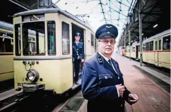  ??  ?? Burkhard Nerlich (vorne) und Michael Tesche vom Verein „Linie D“zeigen beim Tag der offenen Tür historisch­e Bahnen.