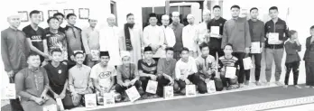  ??  ?? ABDUL Kadir mengabadik­an gambar kenangan bersama pemimpin setempat dan para pelajar.