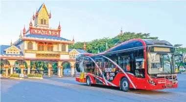  ?? ALFIAN RIZAL/JAWA POS ?? TRANSPORTA­SI MASAL: Suroboyo Bus melintas di jalan. Tahun ini di kawasan barat armada bus akan ditambah sehingga bisa menjangkau sampai GBT.