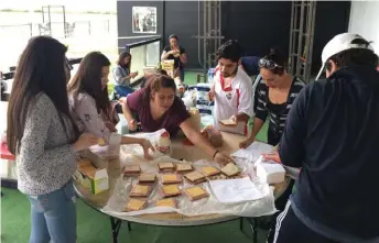  ??  ?? Las futbolista­s de Lioness prepararon comida que llevaron a zonas de desastre