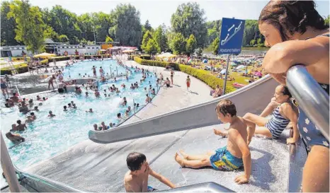  ?? ARCHIV-FOTO: RASEMANN ?? Nach diversen Modernisie­rungsmaßna­hmen ist die Stromrechn­ung für das Leutkirche­r Freibad zuletzt deutlich günstiger ausgefalle­n.