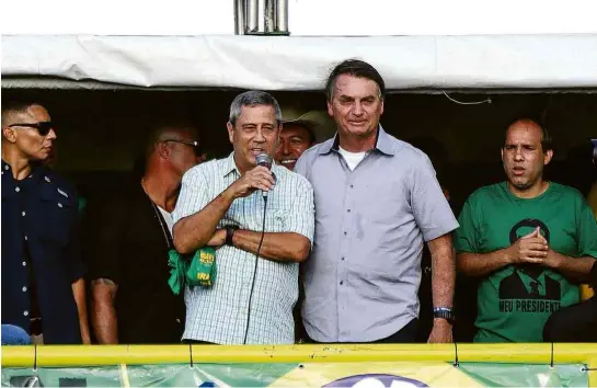  ?? Pedro Ladeira - 15.mai.21/Folhapress ?? O ministro da Defesa, general Braga Netto, ao lado do presidente Jair Bolsonaro durante ato em defesa do seu governo