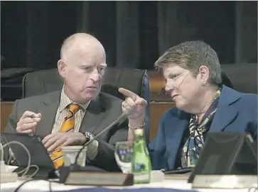  ?? Jeff Chiu Associated Press ?? IN 2015, Gov. Jerry Brown and UC President Janet Napolitano, right, worked out an agreement to save money decades from now: In exchange for $436 million, she would cap the salary amount used to calculate a pension.