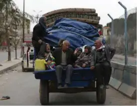  ?? FOTO: KHALIL ASHAWI / REUTERS/NTB SCANPIX ?? Det tok to Tyrkia to måneder å erobre den lille syriske provinsen Afrin. Mange kurdere flyktet fra tyrkerne og deres allierte i Den frie syriske haeren (FSA).