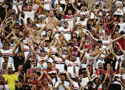  ?? Rubens Cavallari - 25.mar.18/folhapress ?? Torcedores incentivam o São Paulo durante a partida contra o Corinthian­s, pelo Campeonato Paulista; naquele dia, o estádio do Morumbi recebeu 42.830 tricolores, o maior público da casa até aqui neste ano