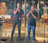  ?? ?? Moy Rodríguez canta “Retrato” a dueto con Felipe de la Cruz, durante el concierto que el primero ofreció ayer en el Palacio de la Música