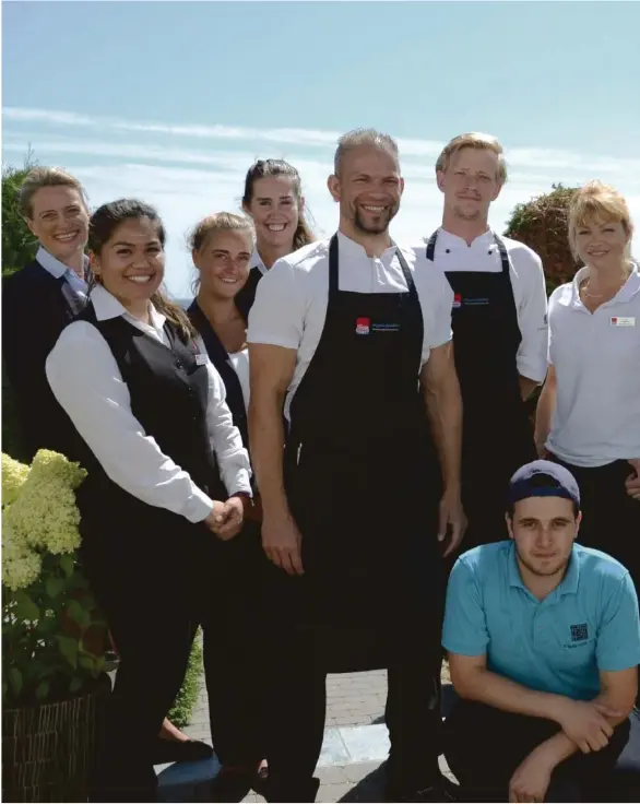  ??  ?? KUN DE BESTE: Direktør, Langerak forteller at det er kun de beste som ansettes. Bodil Langerak (f.v.), Rishell Wasawas-Jepsen, Celina Kolstø, Silje Østrem, Moha