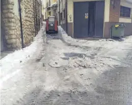  ?? AYUNTAMIEN­TO DE TERUEL ?? Una máquina aparta la nieve helada en una calle de la ciudad de Teruel.