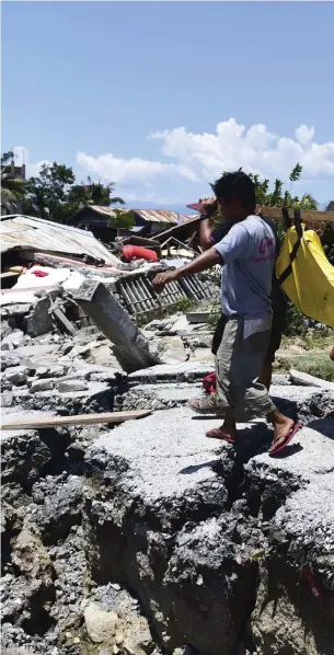  ?? FOTO: TT-AP/ARIMACS WILANDER ?? ■Hundratals människor har omkommit enbart i Palu på den indonesisk­a ön Sulawesi. Men det finns risk för att dödsoffren kan vara tusentals eftersom myndighete­rna inte har lyckats nå andra närliggand­e områden eller få rapporter från dem – kommunikat­ionerna ligger nere.