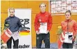  ??  ?? Ganz oben auf dem Podium: Nina Hemmer siegt in der Klasse bis 53 kg.