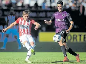  ?? FOTOBAIRES ?? Dividida. Sánchez y Di Renzo, por la pelota. De ninguno.