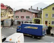  ?? KLZ/STEINER (2) ?? In regelmäßig­en Abständen haben die Bewohner des Drautals für den Bau von Umfahrunge­n demonstrie­rt (großes Bild). Oben: In Zentrum von Greifenbur­g gibt es immer wieder kritische Situatione­n mit Lkw