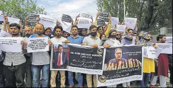  ?? WASEEM ANDRABI/HT ?? Valley journalist­s hold placards during a protest against the assassinat­ion of veteran journalist Shujaat Bukhari, at Lal Chowk in Srinagar.