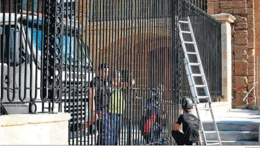  ?? JESÚS MARÍN ?? Imagen de este mismo miércoles en la que se ultimaba la colocación de la verja que evitará el acceso a las bóvedas de las Puertas de Tierra.