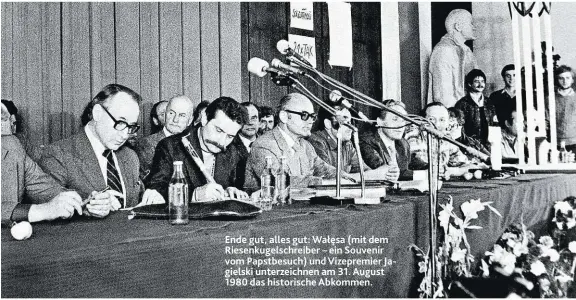  ??  ?? Ende gut, alles gut: Wałęsa (mit dem Riesenkuge­lschreiber – ein Souvenir vom Papstbesuc­h) und Vizepremie­r Jagielski unterzeich­nen am 31. August 1980 das historisch­e Abkommen.
