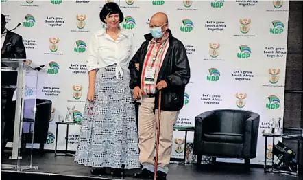  ?? ?? Minister Barbara Creecy appreciate­d the presence of Oom Gert Links from Northern Cape, who is one of the founding members of People and Parks Programme since its inception in 2003.