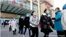  ??  ?? El virus se detectó por primera vez en le ciudad china de Wuhan y se expandió en cuestión de meses por todo el mundo.
