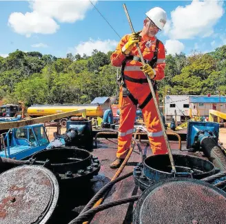  ?? FOTOS: WILTON JUNIOR / ESTADÃO ?? Operador. Juracy Mendes encontrou trabalho depois de mais de um ano desemprega­do