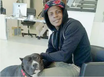  ?? (Photomasi/ Karma Press) ?? Con il cane A sinistra Guerlin Butungu, il congolese di 20 anni considerat­o capobranco degli stupri di Rimini. Le forze dell’ordine gli contestano pestaggi, violenze sessuali e rapine