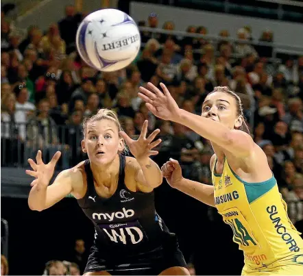  ?? GETTY IMAGES ?? Silver Ferns wing defence Katrina Rore and Australian wing attack Liz Watson have their eyes firmly on the ball during the pulsating first Constellat­ion Cup test in Christchur­ch yesterday.