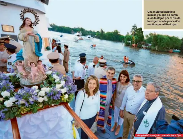  ??  ?? Una multitud asistió a la misa y luego se sumó a los festejos por el día de la virgen con la procesión náutica por el Río Lujan. Julio y Gisela Zamora junto a monseñor Oscar Ojea.