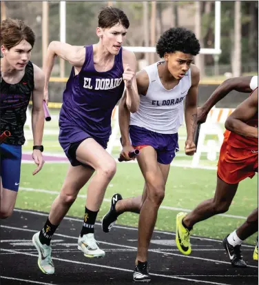  ?? Southern Sass/Special to News-Times ?? First leg: El Dorado's Zachary McMillon, left, and Jamari Hill take off at the start of the 4x800 relay Thursday at the Oil Belt Relays at Memorial Stadium McMillon was the high point winner at the meet.