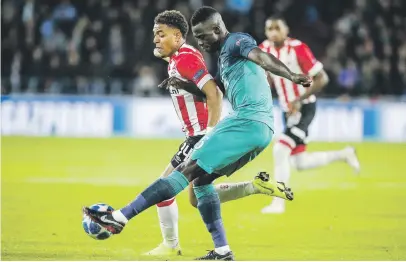  ?? Picture: EPA ?? STAND-OFF. Donyell Malen (L) of PSV in action with Davinson Sanchez of Tottenham Hotspur during their Uefa Champions League group stage match in Eindhoven, the Netherland­s, last night.