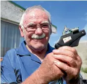  ?? ROBYN EDIE/STUFF ?? Longstandi­ng official Laurie Rewcastle with the gun he will use to start races at the Browns Sports Day in February.