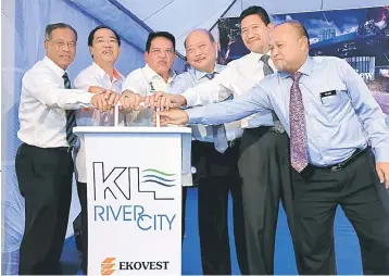  ??  ?? (From left) Kuala Lumpur City Hall (DBKL) executive director Datuk Mohd Najib Mohd, Keng Cheng, Tengku Adnan, Kang Hoo, Chief Secretary for the Ministry of The Federal Terrirotie­s Datuk Seri Adnan MD Ikshan and Department Of Irrigation and Drainage...