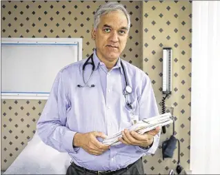  ?? DAMON HIGGINS / THE PALM BEACH POST ?? Dr. Stuart Himmelstei­n, who practices internal medicine, is using social media to search for a kidney donor four years after being diagnosed with kidney disease and waiting in vain for a kidney to become available through convention­al means.