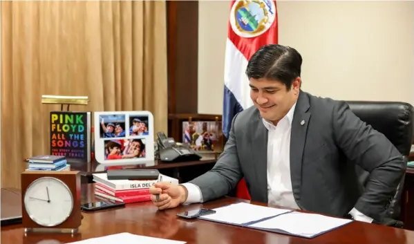  ?? PRESIDENCI­A PARA LN ?? El enlace con el presidente electo de EE. UU. se dio este lunes, a la 1 p. m., desde la oficina del mandatario en Zapote.