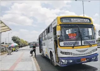  ?? AMELIA ANDRADE / EXPRESO ?? Sistema La línea de buses cumple un recorrido urbano-rural en las parroquias La Aurora y Los Lojas.