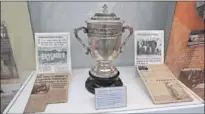  ??  ?? 1947. Trofeo del partido inaugural del Nuevo Chamartín.