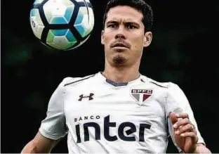  ?? Marcello Zambrana - 30.out.17/Agif ?? O meio-campista Hernanes, de 32 anos, durante treinament­o do São Paulo; destaque da equipe no fim do Brasileirã­o tem sido observado pelo técnico Tite